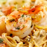 Pasta mit Garnelen in Alfredo-Sauce