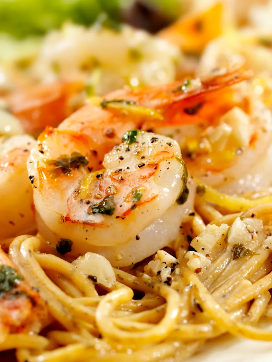Pasta mit Garnelen in Alfredo-Sauce